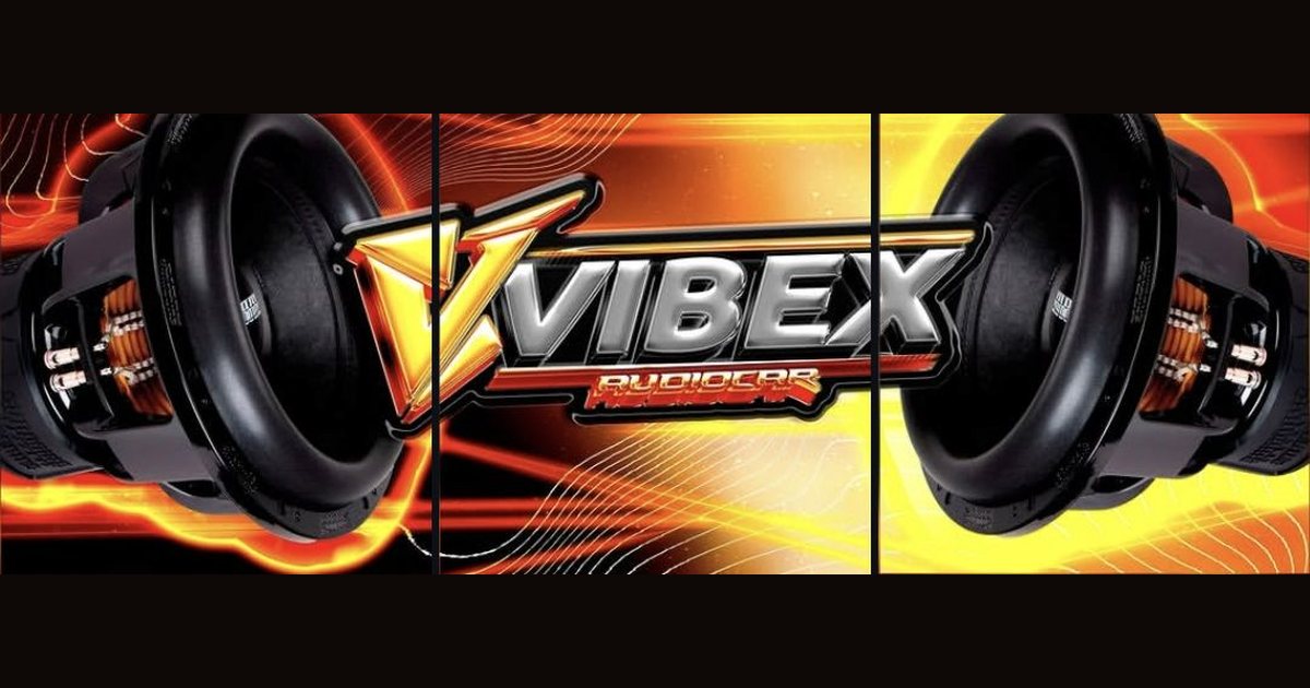 Banner da Vibex AudioCar com o logo entre dois subwoofers
